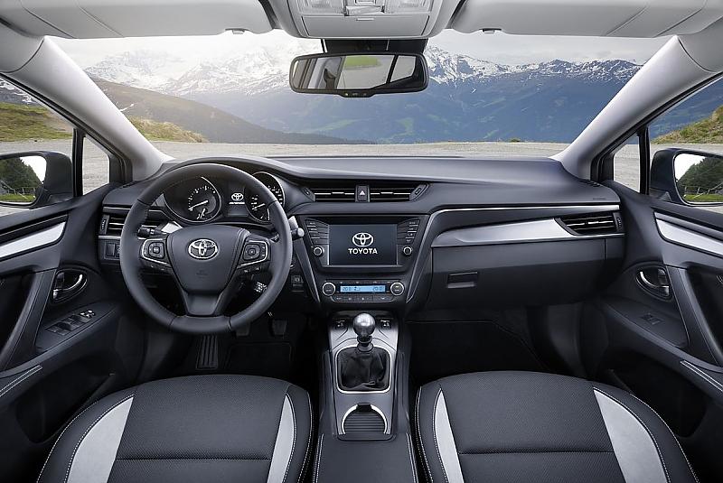 Das neue Cockpit des Toyota Avensis TS.