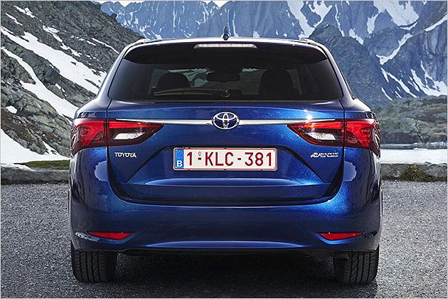 Die dunkelblaue Farbe passt gut zum unauffälligen Charakter des Avensis