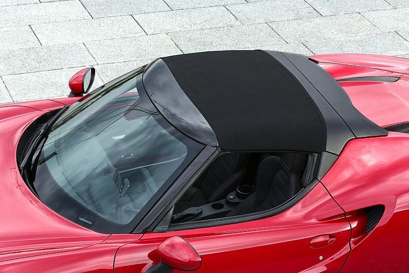 Alfa Romeo 4C Spider - das Targadach ist etwas aufwendig zum einrollen
