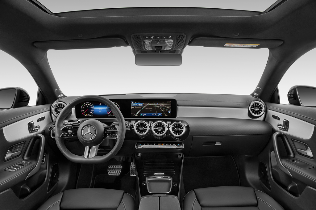 Mercedes CLA Shooting Brake (Baujahr 2023) AMG Line 5 Türen Cockpit und Innenraum