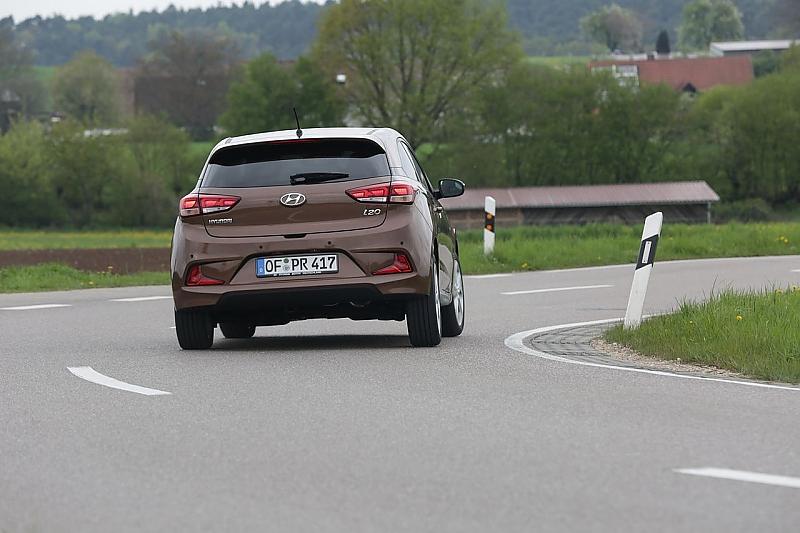 In Kurven bleibt das Hyundai i20 Coupé lange neutral