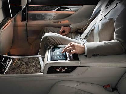 Innovativ: Wer ordentlich zahlt, darf die Klimatisierung im Fond via Touchpad regeln.