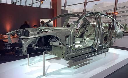 Leichtbau à la BMW: Im Siebener wurde reichlich Aluminium und Carbon verbaut. Die Karosserie ist dadurch rund 130 Kilogramm leichter, als bisher.