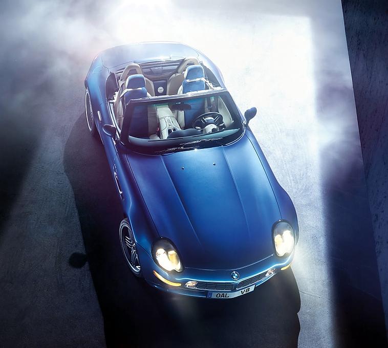 Als ob der BMW Z8 nicht schon spektakulär genug gewesen wäre, setzte ALPINA dem exklusiven Roadster die Krone auf. Der auffälligste Unterschied neben feinen Design-Dreingaben war die ALPINA SWITCH-TRONIC, die sich auch am Lenkrad komfortabel und dynamisch schalten ließ. Eine perfekte Symbiose mit dem 4,8 Liter großen Achtzylinder-Saugmotor, der mit 280 kW / 381 PS und 520 Nm maximalem Drehmoment bei 3.800 U/min keinerlei Wünsche offen ließ. Noch spektakulärer als die abgeregelte Höchstgeschwindigkeit von 260 km/h war insbesondere das Felgendesign der 20-Zöller mit den 4x5 gebündelten Strahlen.