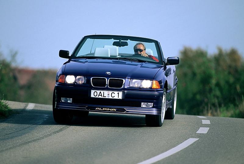 Der BMW ALPINA B8 auf Basis der kompakten BMW 3er Reihe war die perfekte Sportlimousine für die 1990er-Jahre. Das 4,6 Liter große V8-Triebwerk mit Vierventiltechnik leistete 245 kW / 333 PS und besaß ein maximales Drehmoment von 470 Nm bei 3.900 U/min. Neben der Hochleistungsbremsanlage von Lucas und einem perfekt abgestimmten Sportfahrwerk.