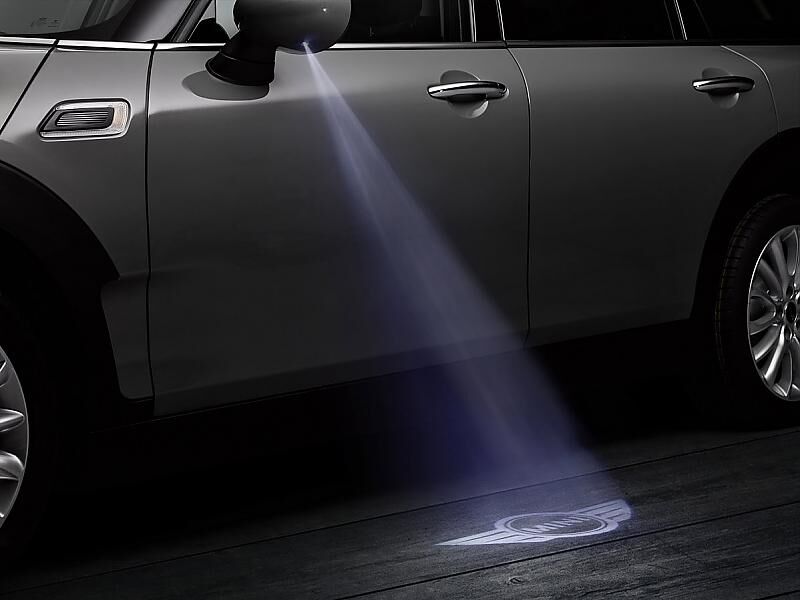 Mini Clubman 2015 - wie beim Range Rover wird das Markensignet auf den Boden projiziert