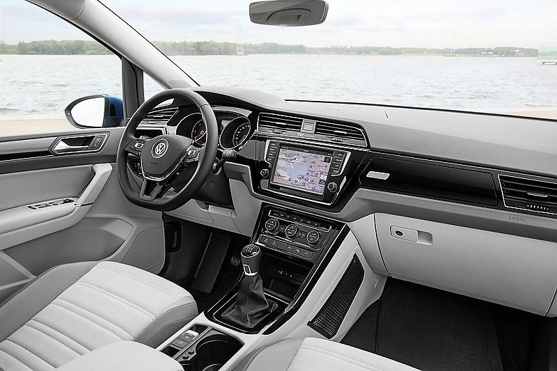 Das Cockpit ist im typischen VW-Design gehalten