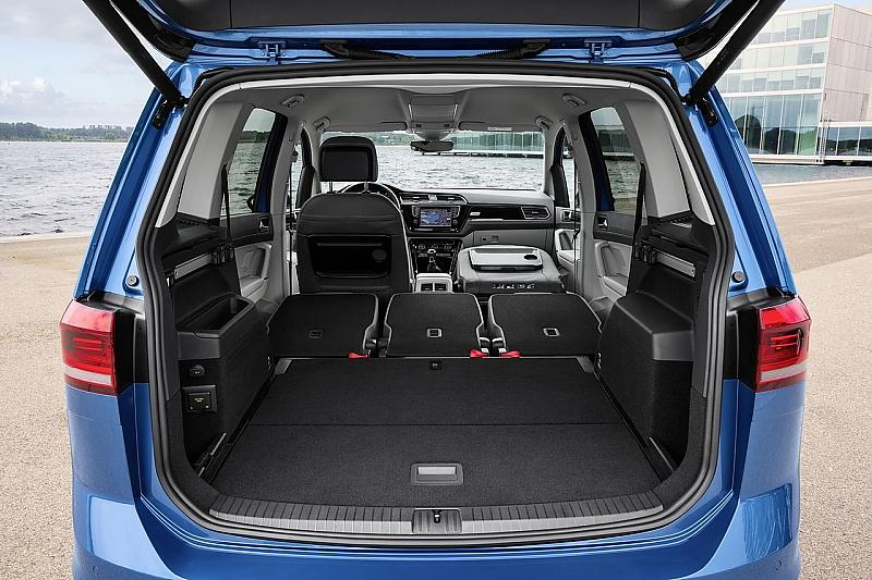 Der VW Touran kann Gegenstände bis zu einer Länge von 2,70 Meter schlucken
