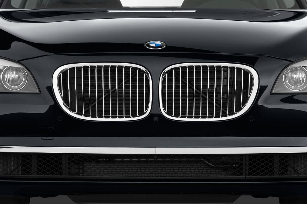 BMW 7 Series (Baujahr 2010) 750i 4 Türen Kühlergrill und Scheinwerfer