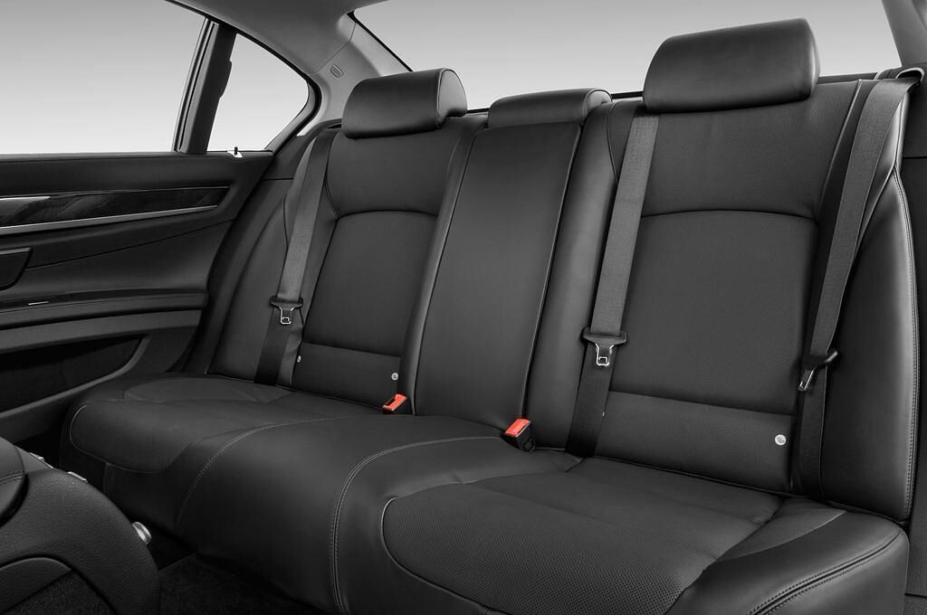 BMW 7 Series (Baujahr 2010) 750i 4 Türen Rücksitze