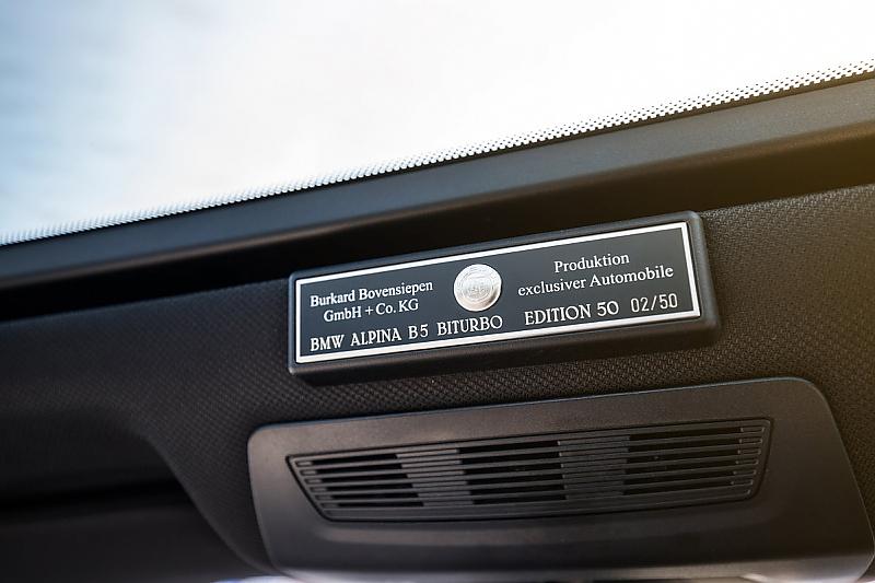 BMW Alpina B5 Edition 50 - die Plakette zeigt, in welchem Fahrzeug man sitzt