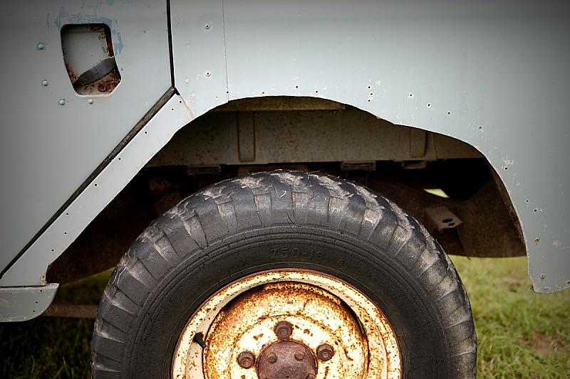 Dunsfold Collection: Land Rover auf dem Range Rover-Fahrwerk, grob zurecht geschnitten