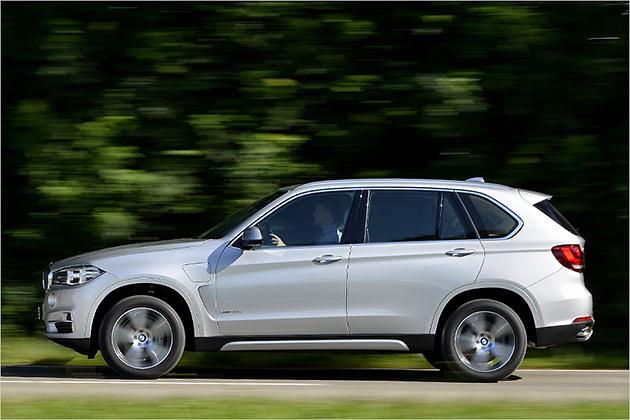 Von außen sieht man dem Wagen nicht an, dass er neben einem Vierzylinder-Benziner auch einen 113-PS-Elektromotor hat