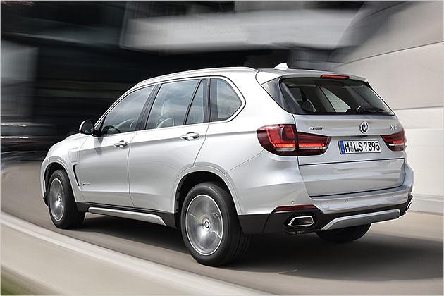 Wer genau guckt, entdeckt den Schriftzug eDrive am Heck, an der Vordertür steht xDrive40e