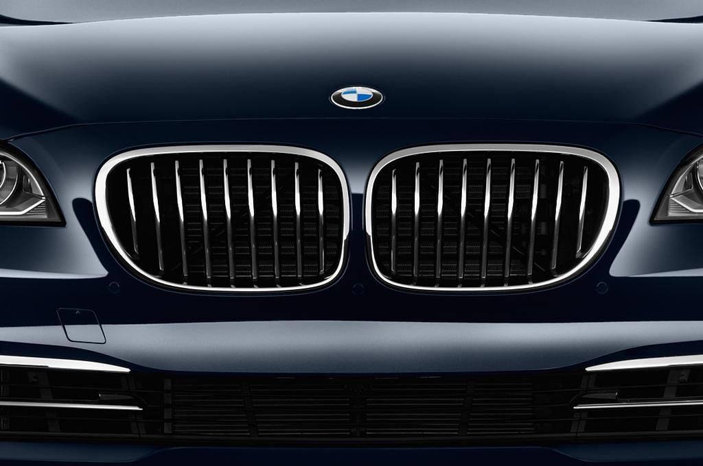 BMW 7 Series (Baujahr 2013) - 4 Türen Kühlergrill und Scheinwerfer