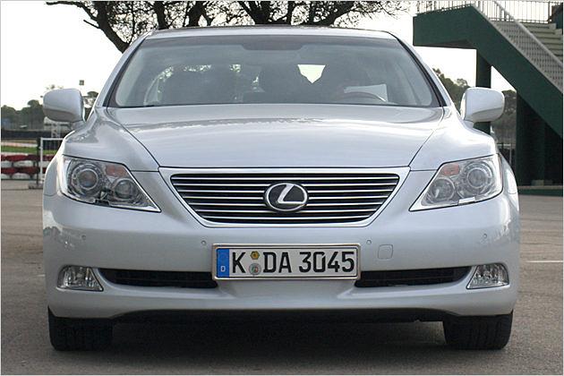 Xenon- und Nebelscheinwerfer sind beim Luxus-Lexus Standard