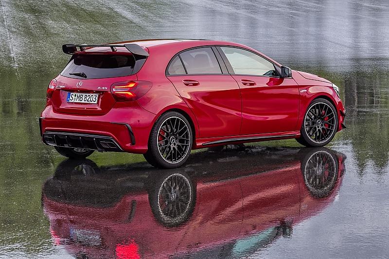 Der markante Heckspoiler gehört zum Mercedes A 45 AMG 4MATIC