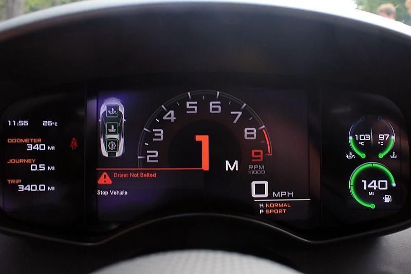 Der Tacho des McLaren 570 S.