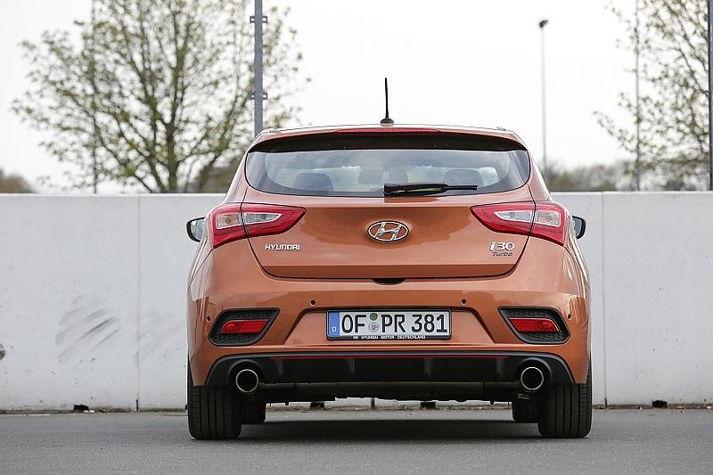 Das Heck des Hyundai i30 Turbo mit zwei Auspuff-Endrohren
