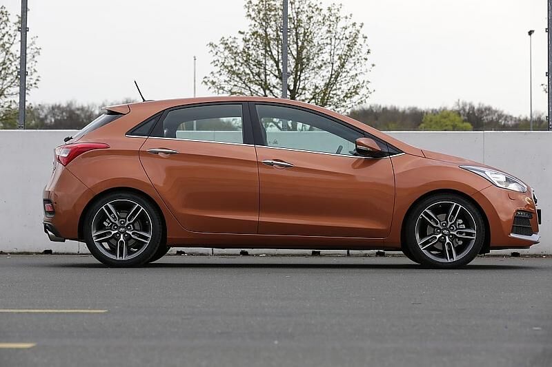 Die aufsteigende Fensterlinie verleiht dem Hyundai i30 Turbo schon im Stand Dynamik