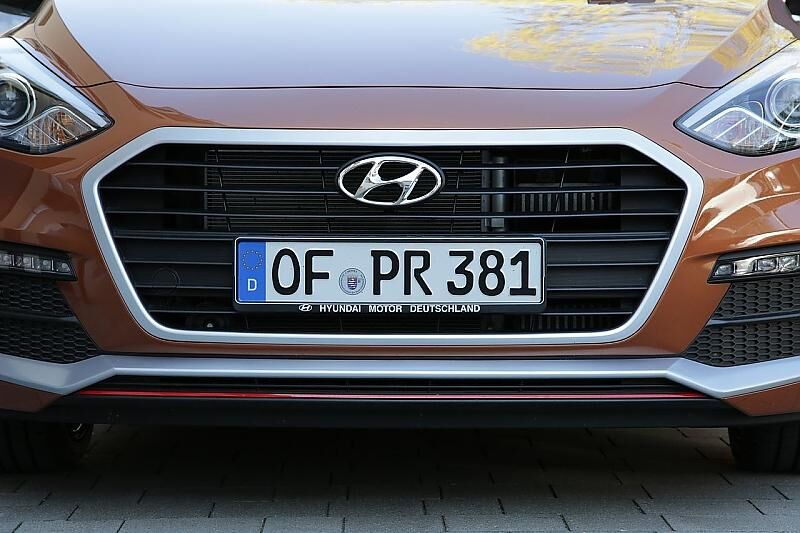 Der Kühlergrill hat jetzt mehrere kleine Querstreben