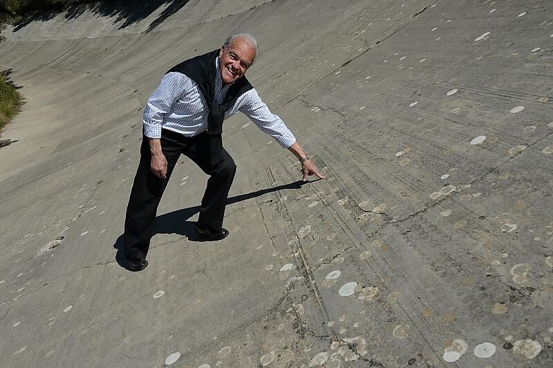 Salvador Mora zeigt die Abrücke in der Steilkurve