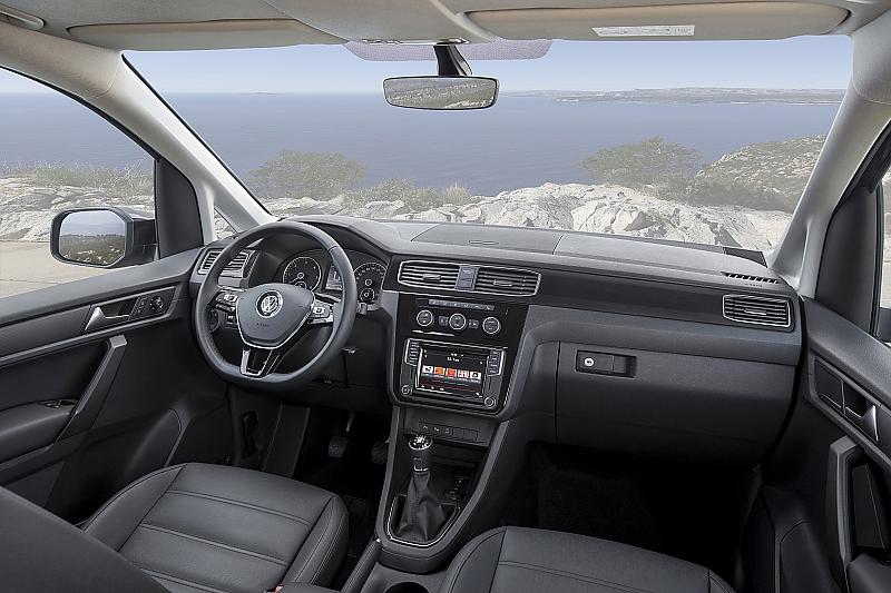 Ausgewogene Ergonomie und zahlreiche Ablagen bestimmen das Cockpit