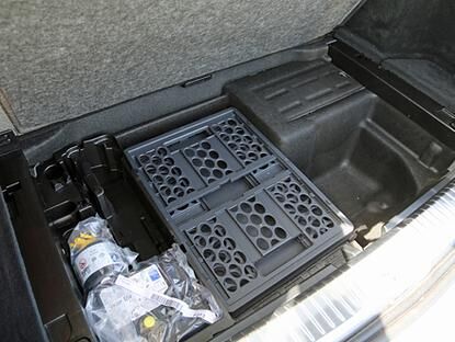 Wählt man zusätzlich das Ablagen-Paket, ist unter dem Laderaumboden ein kleiner Korb integriert.