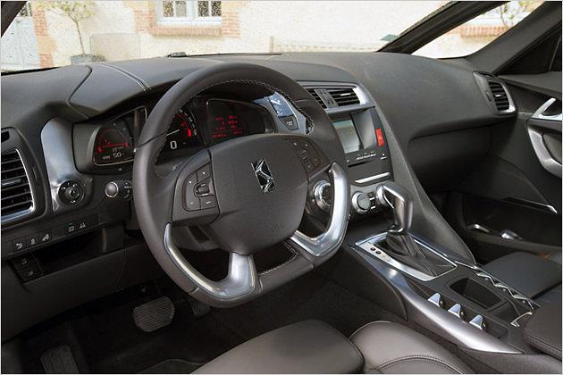 Das verspielte Cockpit weckt Erinnerungen an den CX und andere alte Citroën-Modelle
