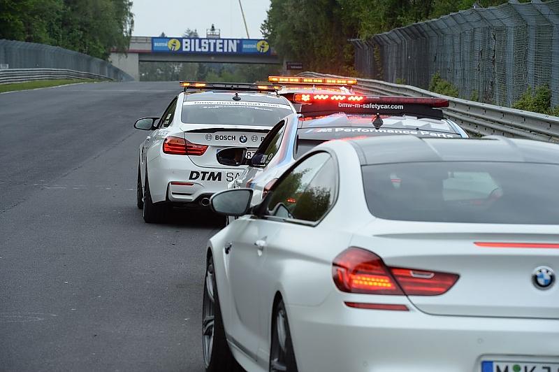 An der Spitze des Feldes bereitet man sich auf den Sprint vor