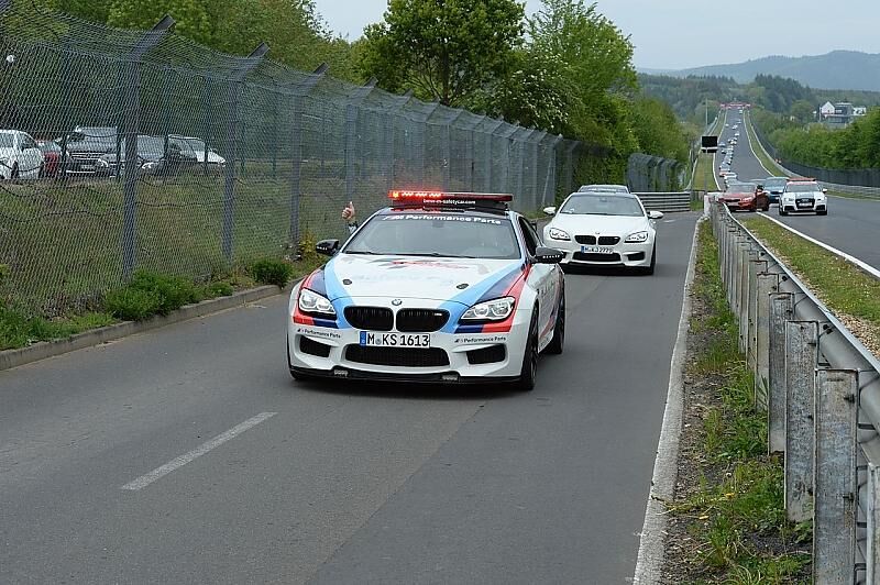 Ein großer Heckspoiler sorgt für Abtrieb
