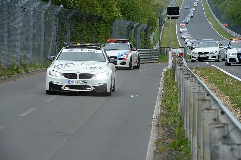 Der Rest des Feldes folgt mit Respekt-Abstand