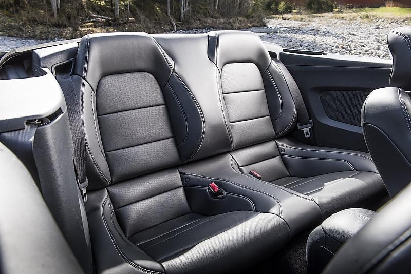 Ford Mustang 5.0 V8 Cabrio - auch hinten lässt es sich bei überschaubaren Dimensionen sitzen
