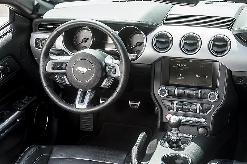 Das Cockpit des Ford Mustang 5.0 V8 Cabrio