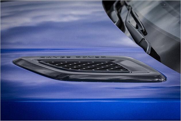 Auch die Lüftungsgitter auf der Motorhaube sind in Schwarz gehalten