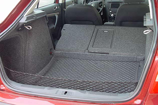 Die Rücksitze lassen sich umlegen, und man erhält ein Gepäckvolumen fast wie bei einem Kombi