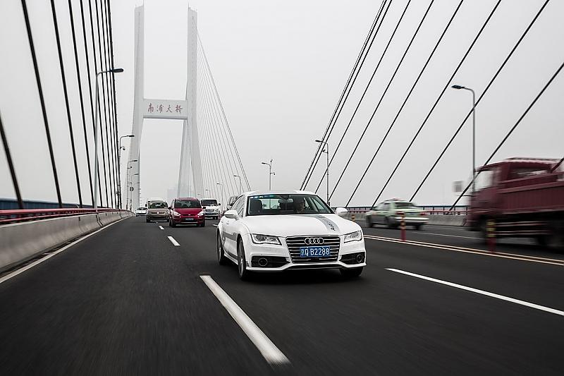 Weiß die Technik nicht mehr weiter, wird der Fahrer aufgefordert, wieder das Kommando zu übernehmen