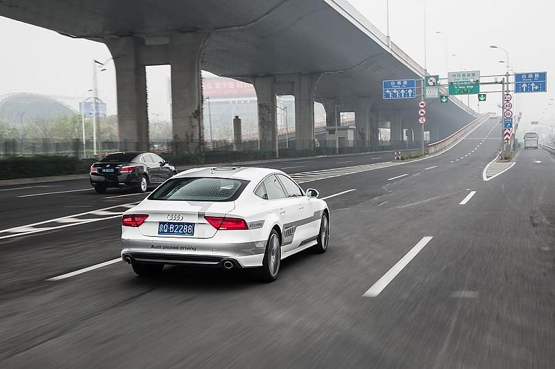 Um eine Autobahn zu identifizieren verwendet das System verschiedene Daten