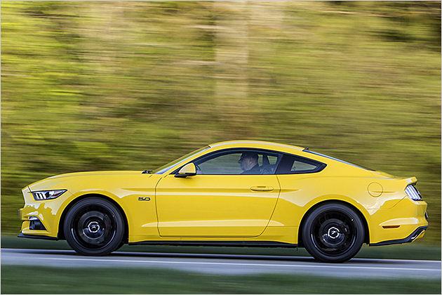 Der Mustang ist breiter und flacher geworden und steht mit seiner Haifischfront extrem gut im Futter