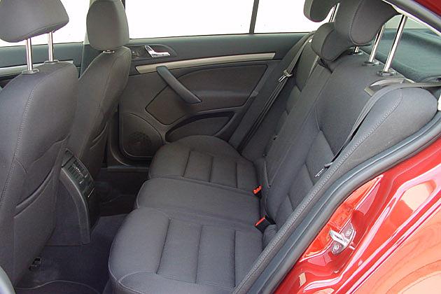Auf den Rücksitzen ist mehr als genug Platz für die Beine