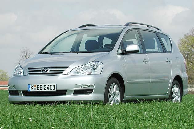 Toyota Avensis Verso: Für das Modelljahr 2004 leicht überarbeitet