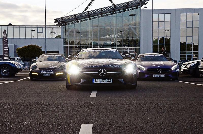 Vor dem Brabus-Haupthaus formierten sich die Teilnehmer.