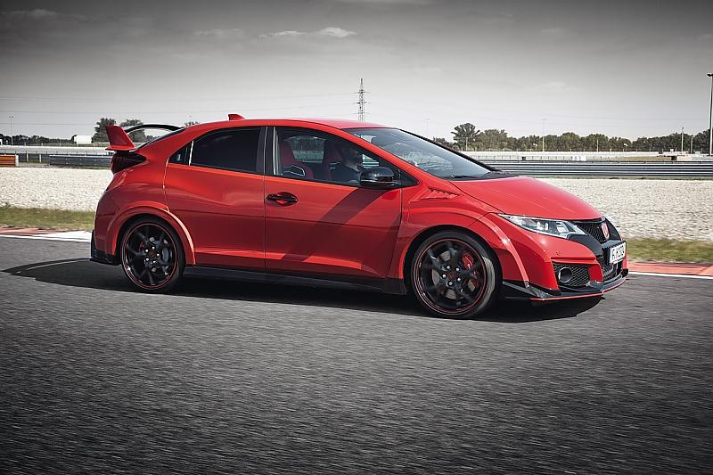 Der Unterboden des Honda Civic Type R ist fast durchgängig glatt