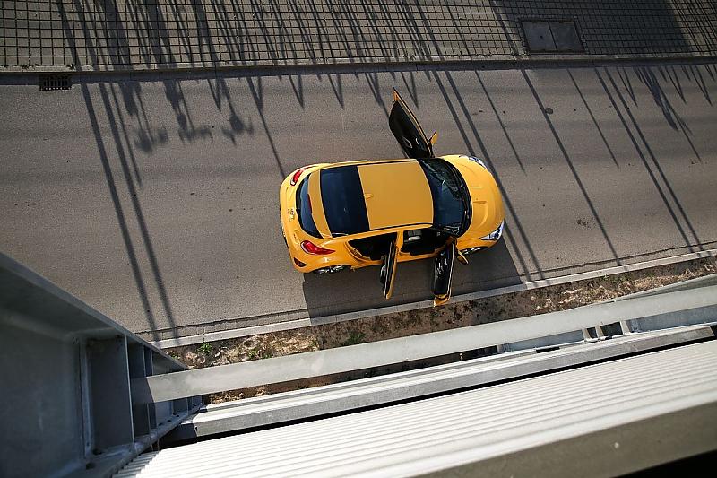 Der Hyundai Veloster Turbo hat auf einer Seite zwei Türen