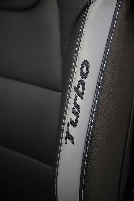 Die Sitzwangen ziert der Turbo-Schriftzug