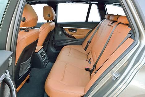 Danke, es reicht: Auch im Fond ist man im BMW der 3er Reihe gut untergebracht.