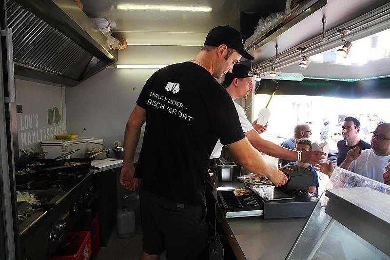 Vor den Augen der Kunden bereiten Daniel Krcmar und Markus Zimmermann in Lou\\\'s Maultäschle das Essen zu.