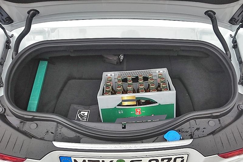 196 Liter oder eine Getränkekiste passen in den Kofferraum.