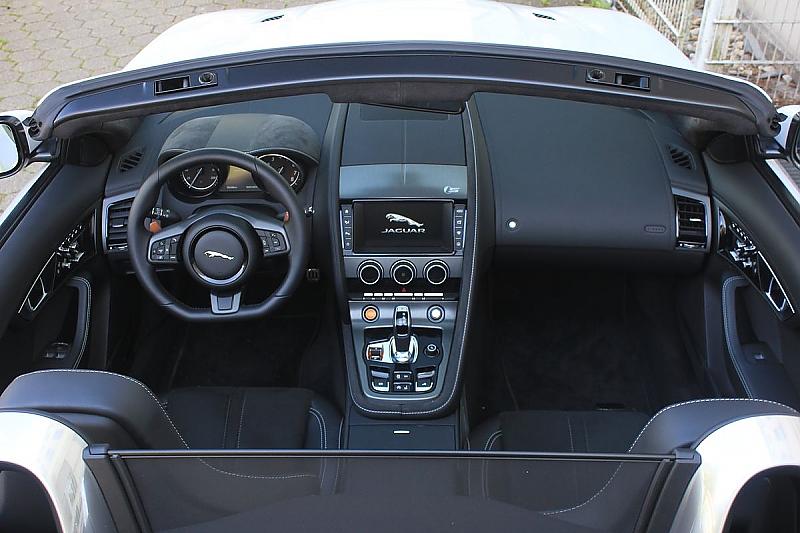 Das Cockpit des Jaguar F Type S AWD Cabrio.