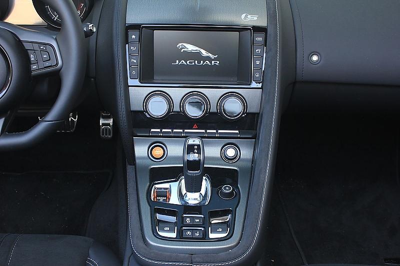 Die Schaltzentrale im Jaguar F Type S AWD Cabrio.